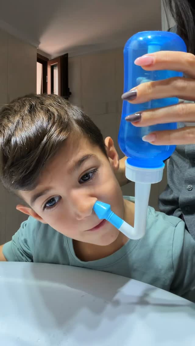 🤧 Μπουκωμένη μυτούλα, δύσκολος ύπνος και ταλαιπωρία στο φαγητό; Σου έχω τη λύση! 💚
Πολλές με ρωτήσατε πώς χρησιμοποιούμε το μπουκάλι ρινικών πλύσεων, γι’ αυτό σας ετοίμασα ένα απλό βίντεο με τον γιο μου! 🥰
👦 Ο μικρός μου πλέον κάνει μόνος του τις ρινικές πλύσεις, αλλά αυτή τη φορά το κάναμε μαζί για να σας δείξουμε τη διαδικασία!
💦 Γιατί είναι σημαντικές οι ρινικές πλύσεις με φυσιολογικό ορό;
✔️ Απομακρύνουν βλέννες, αλλεργιογόνα και εκκρίσεις από τη μύτη. ✔️ Ανακουφίζουν από το μπούκωμα σε κρυολόγημα, ιώσεις και αλλεργίες. ✔️ Βοηθούν το παιδί να αναπνέει, να τρώει και να κοιμάται πιο άνετα! 😴
💡 Μικρό tip: Γέρνουμε ελαφρώς το κεφαλάκι μπροστά και στο πλάι, αναπνέουμε από το στόμα και αφήνουμε τον ορό να τρέξει απαλά, χωρίς πίεση.
❤️ Πάντα ακούμε το παιδί μας! Αν δυσκολεύεται ή νιώθει δυσφορία, σταματάμε αμέσως. Δεν το πιέζουμε ποτέ!
🛍️ Βρες το μπουκάλι ρινικών πλύσεων 300ml στο https://f.mtr.cool/djp51yudyq
📦 Γρήγορη αποστολή με BOX NOW από 2€ 🚚 Δωρεάν μεταφορικά από 60€
