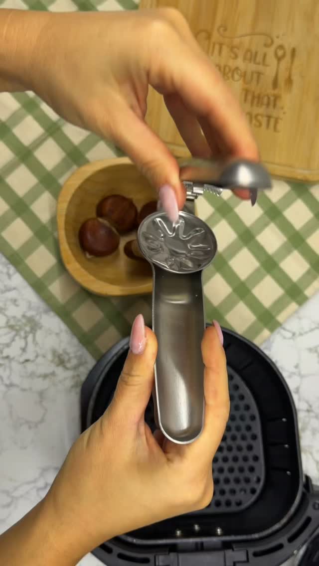 🌰 Λατρεύεις τα κάστανα αλλά βαριέσαι να τα χαράζεις;
Με τον ειδικό καρυοθραύστη για κάστανα, τα χαράζεις εύκολα, γρήγορα και χωρίς κόπο! 🙌
🔥 15 λεπτά στο Air Fryer στους 200°C και τα λαχταριστά κάστανά σου είναι έτοιμα! 🌰🤤
🛒 Μόνο στο https://f.mtr.cool/h841xymuiz
📦 Γρήγορη αποστολή με BOX NOW από 2€ 🚚 Δωρεάν μεταφορικά από 60€!